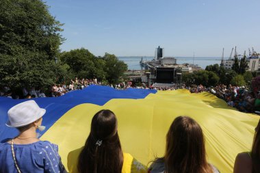 Odessa, Ukrayna Ağustos, 23.2021 Eylemciler Potemkin Merdivenleri boyunca Ukrayna 'nın büyük bir bayrağını taşıdılar. Liman ve savaş gemilerinin inşaatı görülebilir.