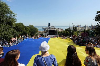 Odessa, Ukrayna Ağustos, 23.2021 Eylemciler Potemkin Merdivenleri boyunca Ukrayna 'nın büyük bir bayrağını taşıdılar. Liman ve savaş gemilerinin inşaatı görülebilir.