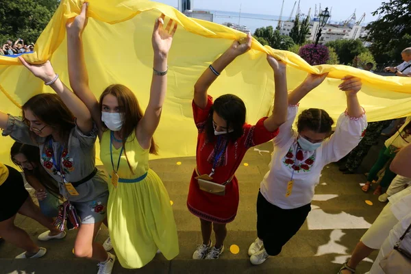 Odessa Ukrainaaugusti 2021Aktivister Bär Stor Flagga Ukraina Längs Potemkin Trappan — Stockfoto