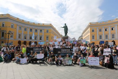 Odessa, Ukrayna 5 Eylül 2021 Mart hayvan hakları için. Ukraynaca yazıtlar - senin onların acılarını eğlendirmen, Odessa 'nın hümanizmi, ben onların yedikleri değilim, biz hayvanların olmadığı bir sirk gibiyiz, zayıfların korunması, güçlülerin kaderi.