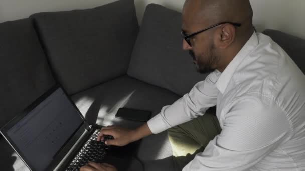 Pintar Kerja Profesional Pria Dewasa Dari Rumah Laptop Duduk Sofa — Stok Video