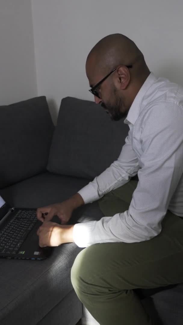Adulto Inteligente Hombre Profesional Trabajando Desde Hogar Ordenador Portátil Sentado — Vídeos de Stock