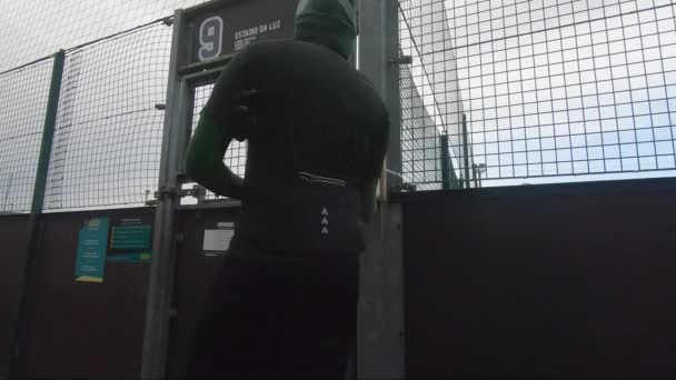 Hombre Adulto Ropa Deportiva Usando Desinfectante Manos Las Metas Ruislip — Vídeo de stock