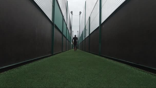 Vuxen Man Sportswear Gör Lungor Bredvid Fotbollsplaner Låg Vinkel Låst — Stockvideo