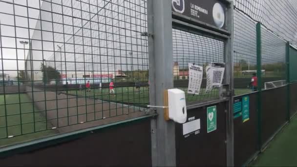Ręka Sanitizer Zewnątrz Boisko Piłki Nożnej Bramki Ruislip — Wideo stockowe