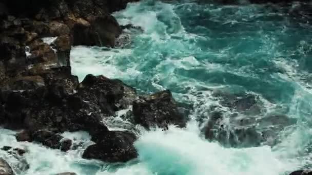 Turquesa Águas Crashing Rocks Seguir Tiro — Vídeo de Stock