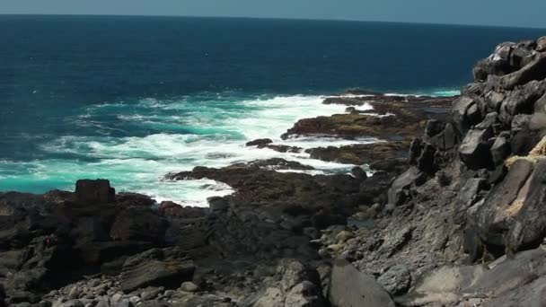 Acque Turchesi Dell Oceano Che Schiantano Sulle Rocce Nelle Galapagos — Video Stock