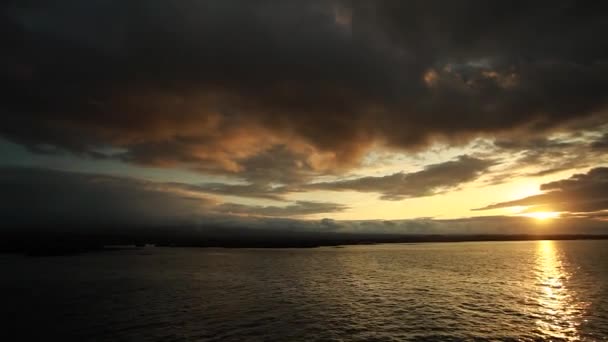 背景にガラパゴス諸島のシルエットで太平洋上の黄色のオレンジの夕日 — ストック動画