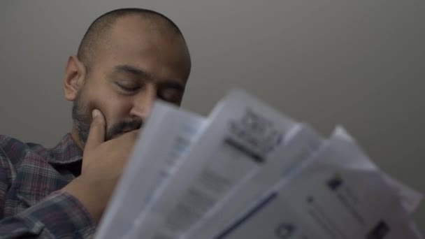 Borç Faturalarının Üzerinde Titrek Kafalı Erkek Düşük Açı Kapalı — Stok video