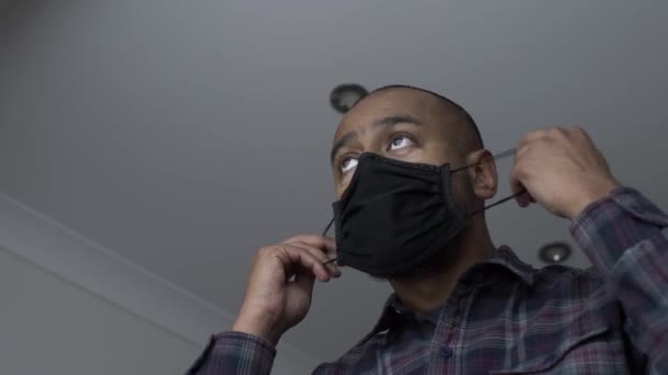 Reino Unido Asiático Masculino Colocando Máscara Facial Livre Ângulo Baixo — Vídeo de Stock