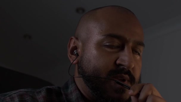Aziatische Man Praten Oortelefoon Microfoon Binnen Dimly Lit Room Lage — Stockvideo