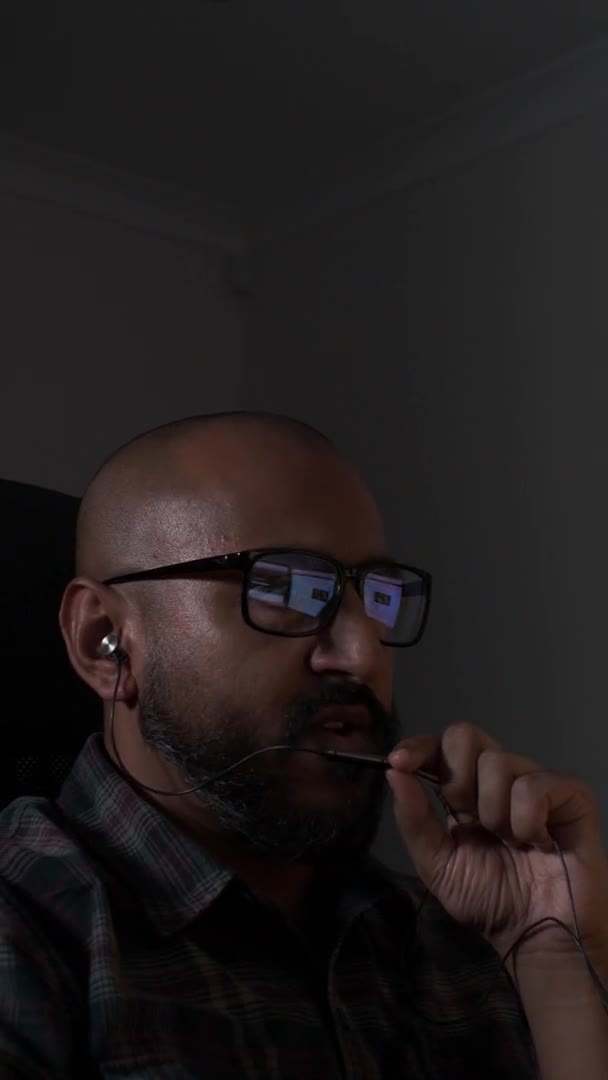 2016 Male Wearing Glasses Talking Earphone Microphone Indoor Swivelling Chair — 비디오
