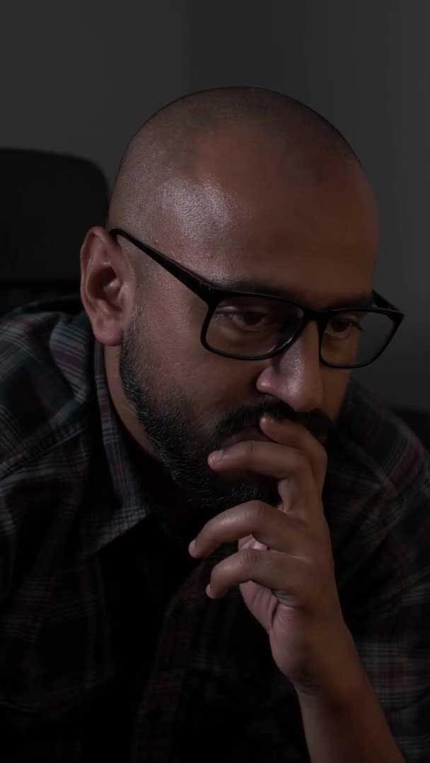 Hombre Sentado Interior Con Gafas Desesperación Sacudiendo Cabeza Con Mano — Vídeos de Stock