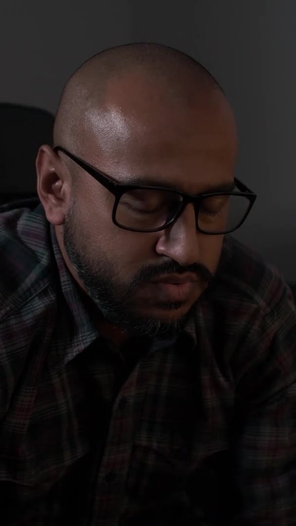 Glatzköpfiger Erwachsener Mann Sitzt Mit Brille Und Schüttelt Verzweifelt Den — Stockvideo
