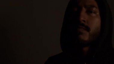 Yetişkin Başlıklı Azınlık Erkek Kırmızı Mavi Çarpıcı Işıklı Suç mahalline bakıyor. Kilitli