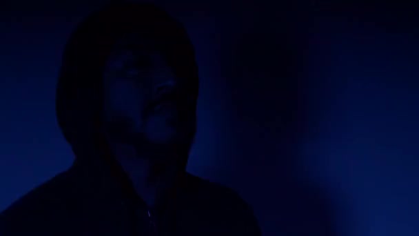 大人のフード付き男性は 赤青ストロービングライトで犯罪現場を見て ロックオフ — ストック動画
