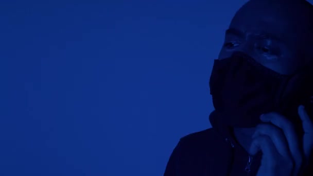 Männliche Minderheit Die Gesichtsmaske Trägt Spricht Auf Mobiltelefonen Mit Rotem — Stockvideo