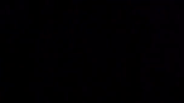 Мужчина Капюшоне Меньшинства Смотрит Сторону Камеры Красным Синим Стробирующим Освещением — стоковое видео