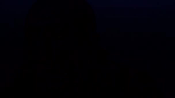Взрослый Мужчина Дрожит Головой Красным Голубым Strobe Lighting Locked — стоковое видео