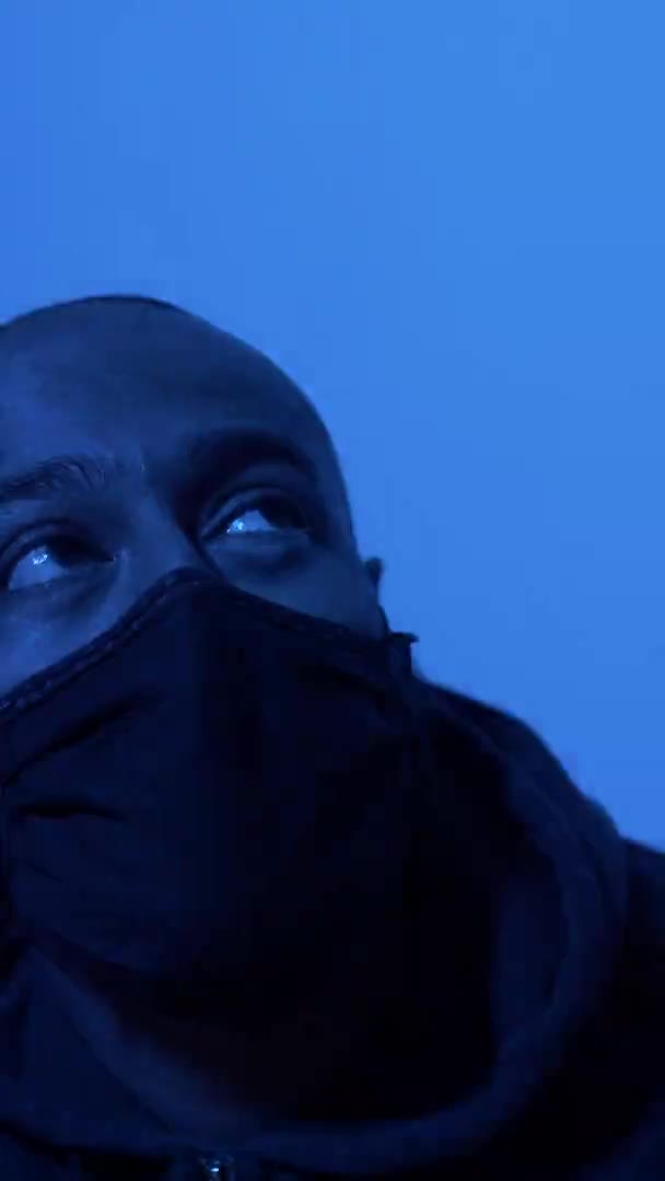 Erwachsene Männer Tragen Gesichtsmaske Mit Roter Blauer Stroboskopbeleuchtung Vertikales Video — Stockvideo