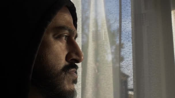 Homme Portant Sweat Capuche Intérieur Regardant Par Fenêtre Pendant Verrouillage — Video
