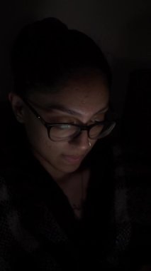 Gece Mobil 'de Gözlüklü Genç Bir Kadın. Dikey video. Kilitli