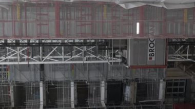 Millbank, Londra 'da inşaat asansörü kalkıyor. Dikey Video, Kilitli