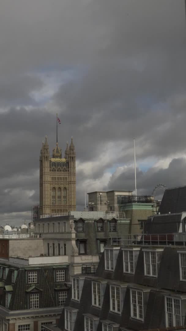 Vista Para Telhado Torre Victoria Londres Com Bandeira Contra Nuvens — Vídeo de Stock