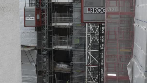 Blick Auf Den Aufzug Auf Der Baustelle Millbank London Abgeriegelt — Stockvideo