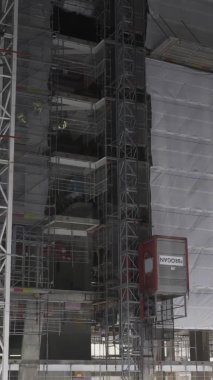 İnşaat alanı asansörü Millbank, Londra 'da iniyor. Dikey Video, Kilitli