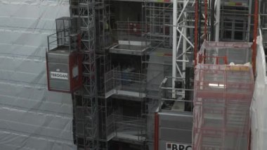 Millbank, Londra 'daki Taşınma İnşaat Alanı Asansörleri. Kilitli 