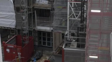 Millbank, Londra 'da inşaat asansörü kalkıyor. Kilitli 