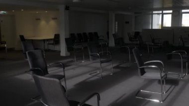 Kilitleme sırasında Boş Konferans Salonundaki Sosyal Mesafeli Sandalyeler. Kilitli