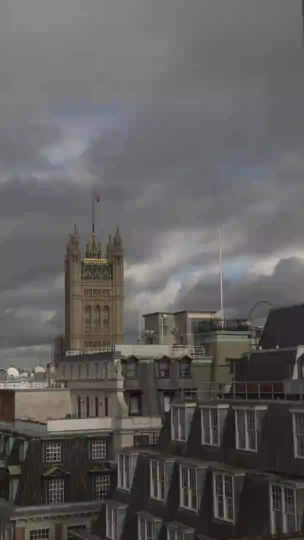 Vista Para Telhado Torre Victoria Londres Com Bandeira Contra Nuvens — Vídeo de Stock