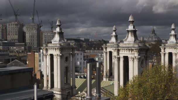 Střešní Pohled John Smith Square Towers Westminsteru Proti Dramatickým Mrakům — Stock video