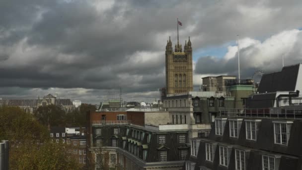 Takutsikt Över Victoria Tower London Med Flagga Mot Dramatiska Moln — Stockvideo