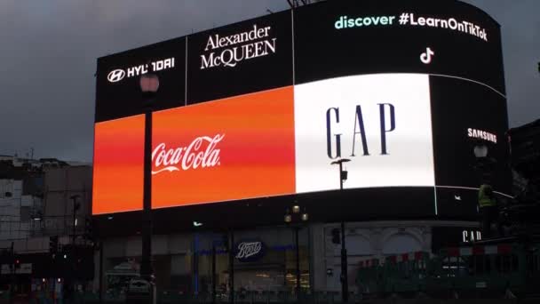 Londra Daki Piccadilly Sirki Ndeki Led Reklam Panolarının Güneş Doğuşundan — Stok video