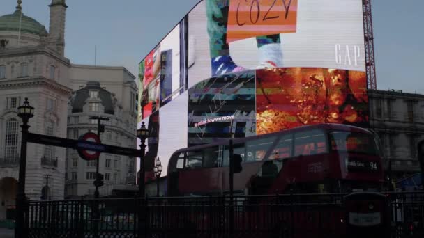 Röd Buss Väntar Vid Piccadilly Circus Nedlåsningen Morgonen Låst — Stockvideo