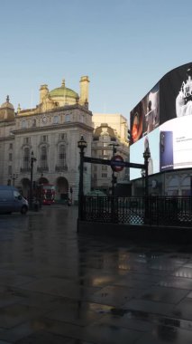 Londra 'daki tecrit sırasında sabahın erken saatlerinde Piccadilly Sirki' nin görüntüsü. Dikey Video, Kilitli