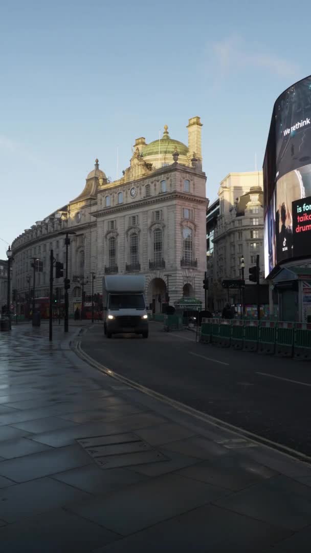 ロックダウン中のピカデリー サーカスでの交通ロンドンで 垂直ビデオ ロックオフ — ストック動画