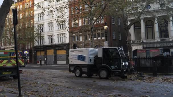 Street Sweeper Vehicle Brushing Leaves Lockdown London Låst — Stockvideo