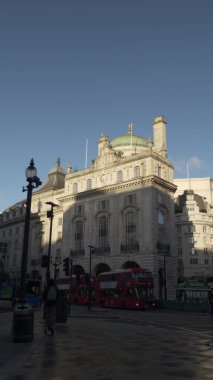Londra 'daki tecrit sırasında Piccadilly Sirki Sabah Manzarası. Dikey Video, Kilitli