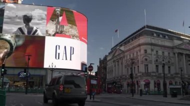 Trafik, tecrit sırasında sabahları Piccadilly Sirki 'nin önünden geçiyor. Kilitli
