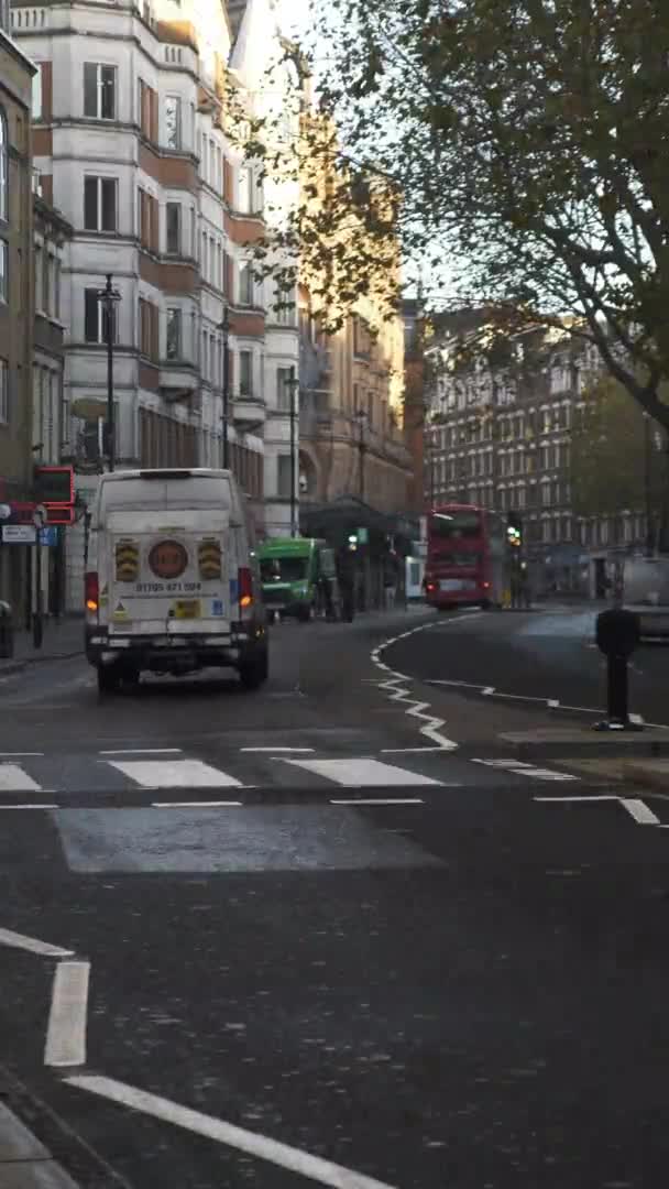 Traffic Going Charing Cross Road Early Morning Lockdown Vídeo Vertical — Vídeo de Stock