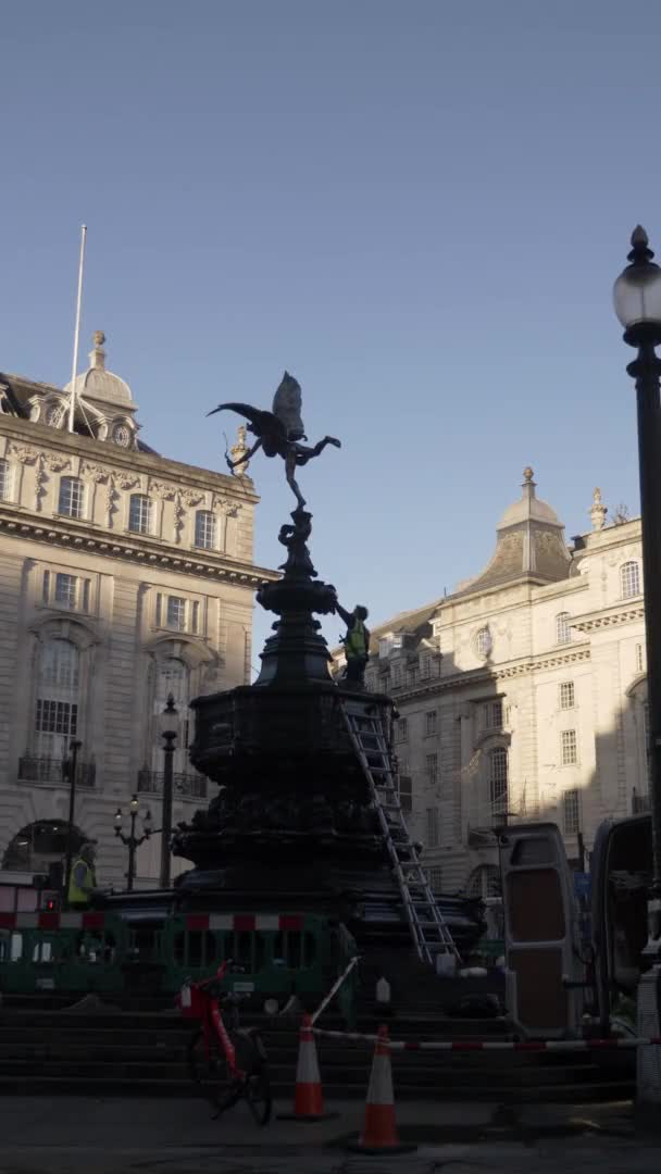 Pracownik Sprzątający Fontannę Shaftesbury Memorial Londynie Pionowe Wideo Niski Kąt — Wideo stockowe