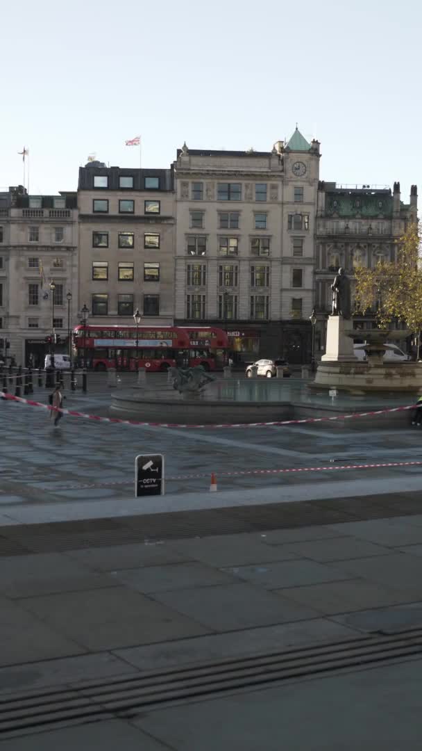 Trafalgar Square Morgenen Innlåsing Med Hazard Tape Vertikal Video Låst – stockvideo
