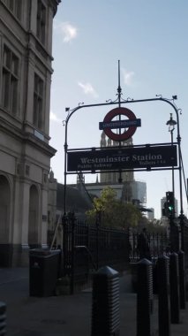 Kilitleme sırasında Westminster İstasyonu 'na sabah görüntüsü. Dikey video. Kilitli 