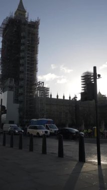Big Ben 'in trafik ışıklarında arabalarla iskelede görüntüsü. Dikey Video, Kilitli 