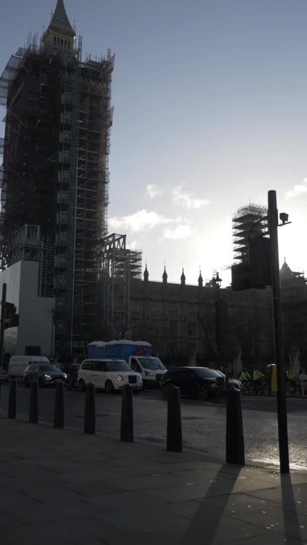 Vista Big Ben Andaimes Com Carros Semáforos Vídeo Vertical Trancado — Vídeo de Stock