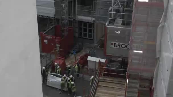 Pracownicy Czekają Windę Budowlaną Millbank Wysoki Kąt Zablokowany — Wideo stockowe